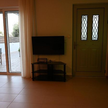 Evita'S Guesthouse Agia Marina Mikrolimanou Exterior photo