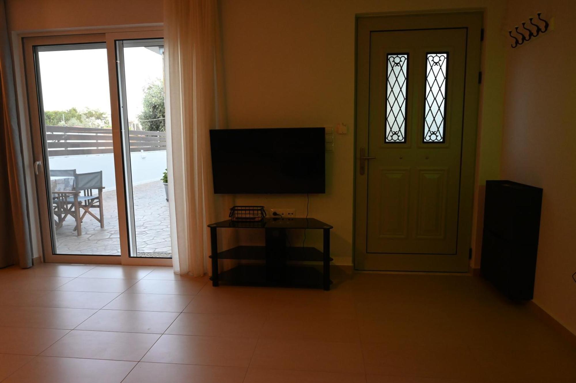 Evita'S Guesthouse Agia Marina Mikrolimanou Exterior photo